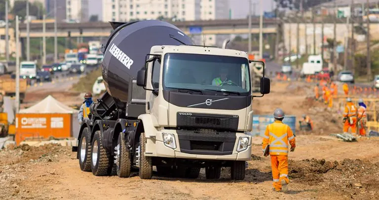 Caminhão betoneira para locação em Nova Ibiá BA
